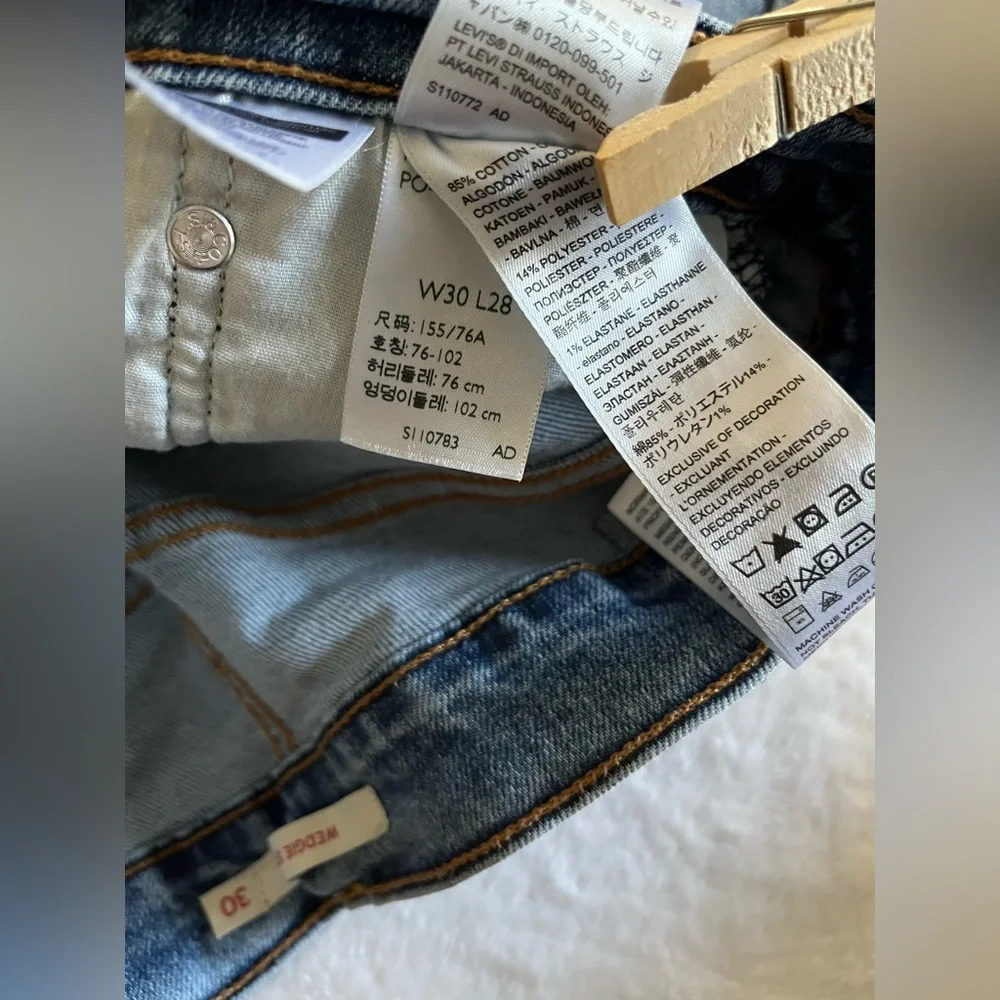 Levi’s wedgie straight crop women Sz 30 distressed highrise lightwash denim jean - Picture 5 of 11